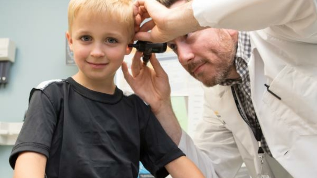 photo of a doctor examining a patient
